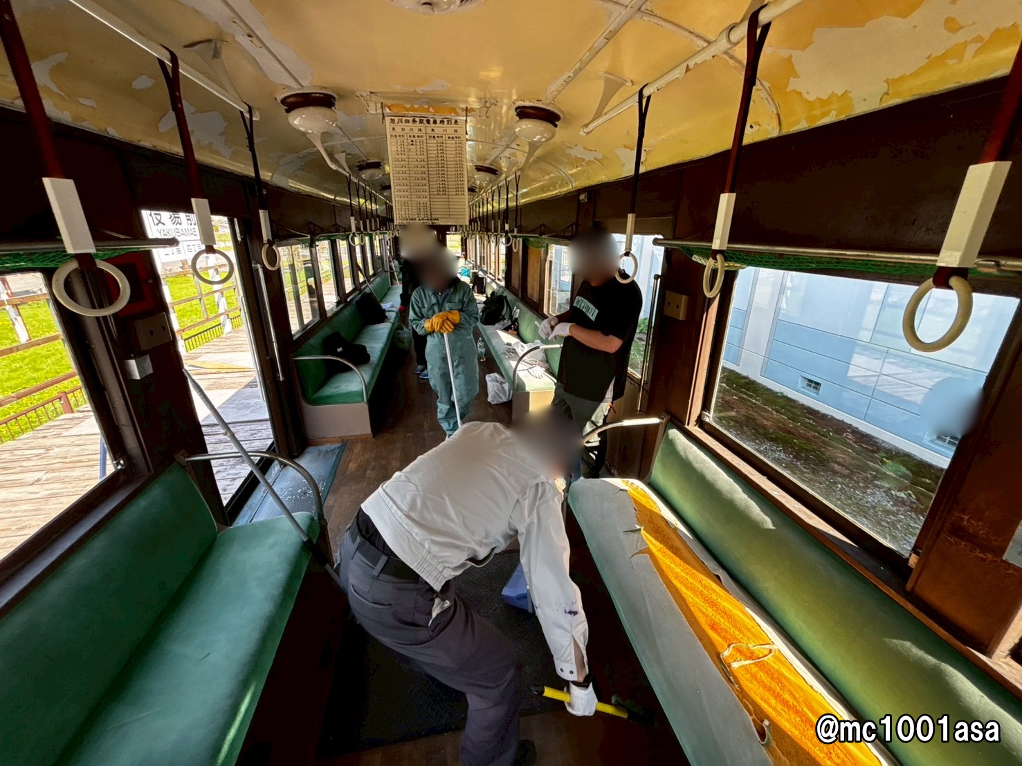 車内を丁寧に清掃する当会メンバーと参加者